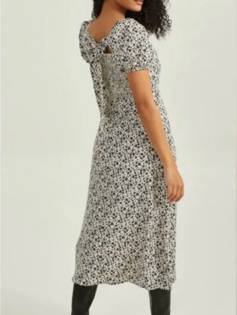 Altar’d State Floral Square-Neck Puff Sleeve MIDI Dress in White/Black - Picture 2 of 5